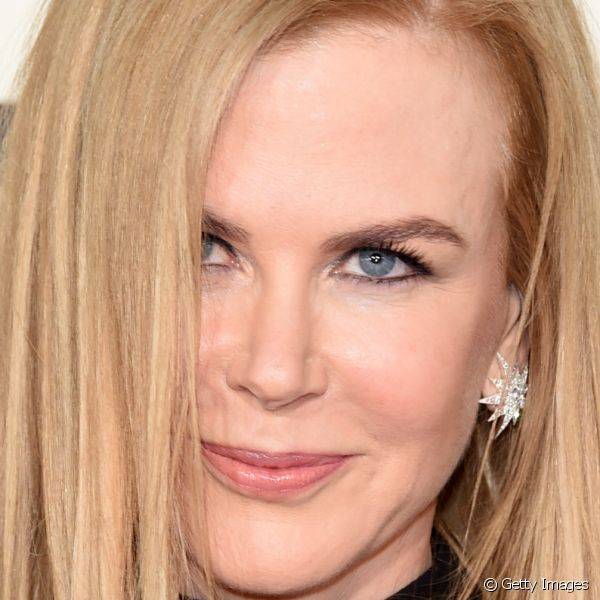 Nicole Kidmann usou o l?pis de olho preto como a estrela da maquiagem delineando suavemente as p?lpebras com essa cor